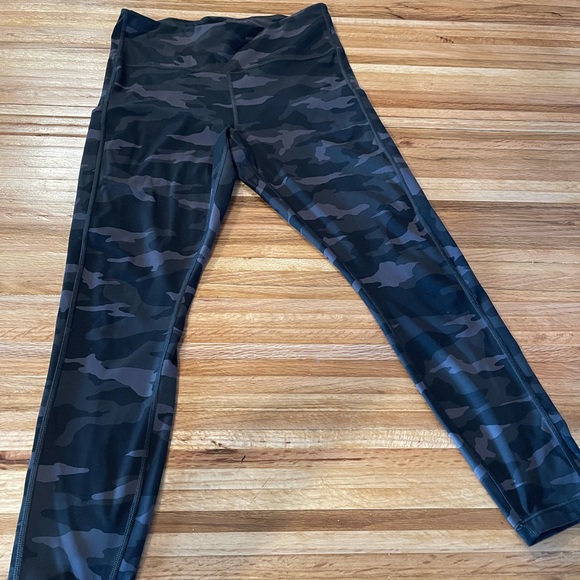 Superb cute Athleta Ultimate Stash Pocket Camo 7/8 Tight size medium - Picture 2 of 12